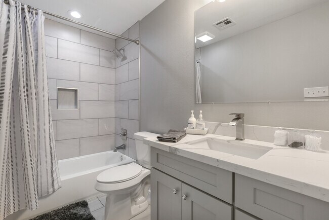 Building Photo - 2316 Annunciation St