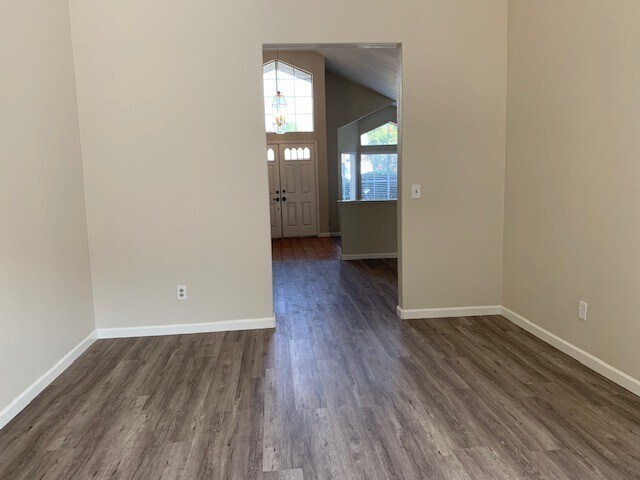 Building Photo - Spacious 3 Bedroom / 2 Bath Home with a Bo...