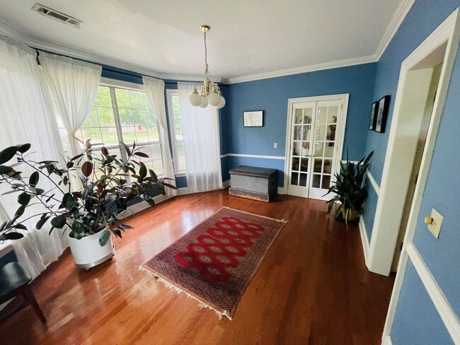 Building Photo - HISTORIC DOWNTOWN  3 bedroom 2.5 bath home