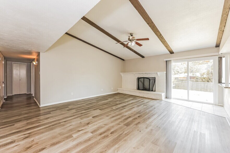 Building Photo - 902 Live Oak Dr