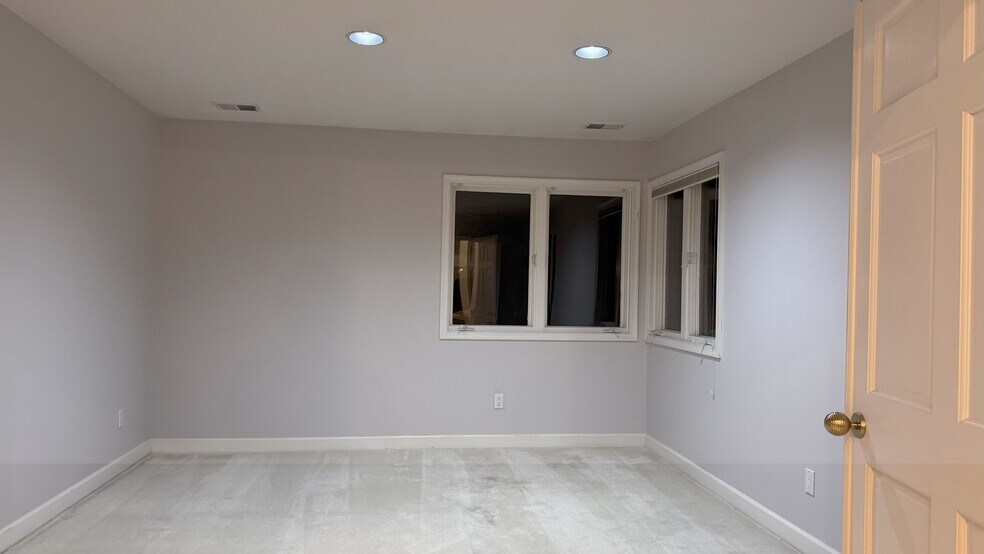 Building Photo - 38 Robinhood Dr