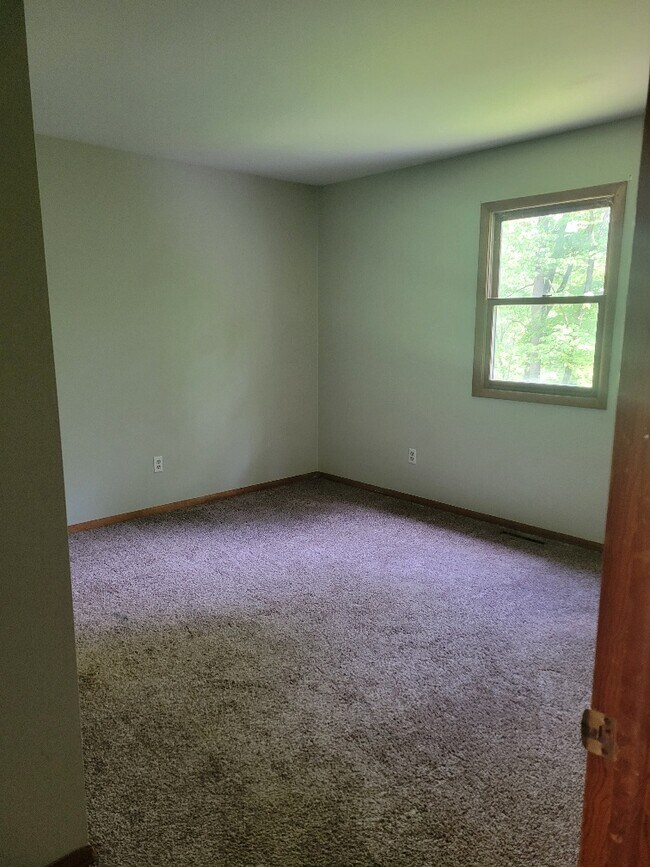 Building Photo - 585 Friendship Dr