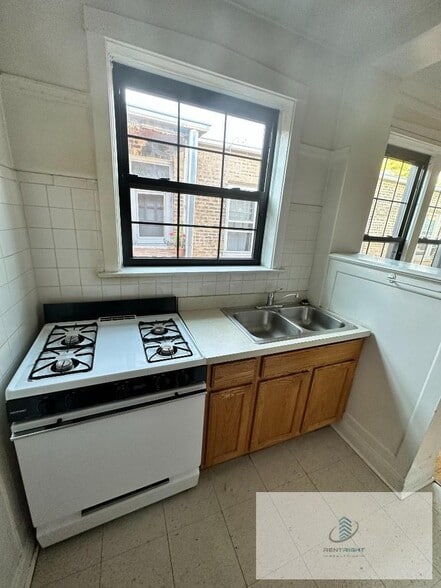 Building Photo - 5018 N Lincoln Ave