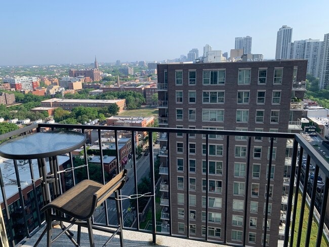 Building Photo - 1212 N La Salle Dr