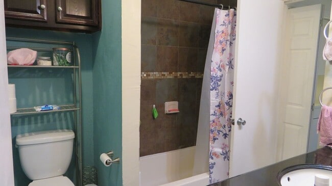 Building Photo - Beautiful 2 bed 1 bath condo 3 blocks from...