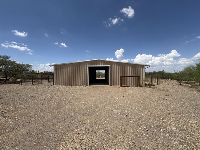 Building Photo - Vail School District Horse property with f...