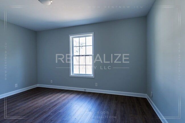 Building Photo - **NO SECURITY DEPOSIT** 5 Bedroom Home in ...