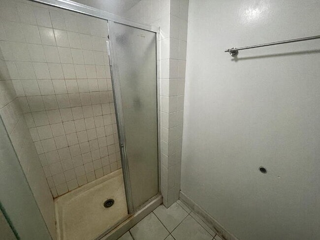 Building Photo - PUNAHOU TOWER 2/2/1 sec, W/D, pool, gym, s...