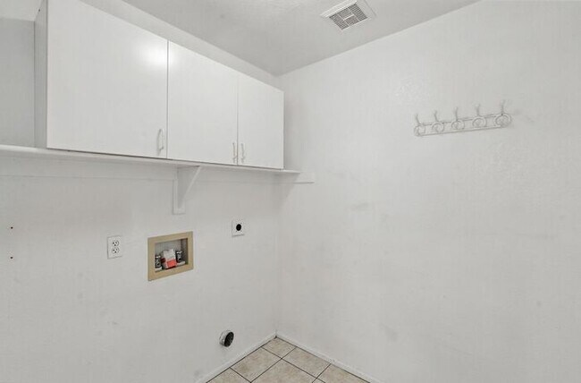 Building Photo - Great single family home!