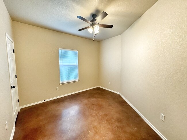 Building Photo - Spacious 3 Bed, 2 Bath Duplex for Lease in...