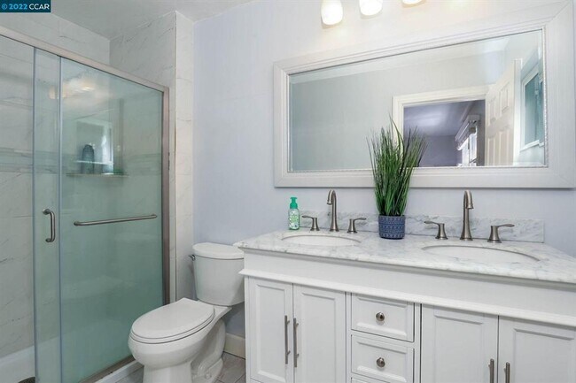 Building Photo - Clean/Remodeled 3 Bedroom 2 Bath with Large  Lot