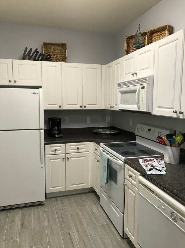 Fully equipped kitchen - 2352 57th Cir