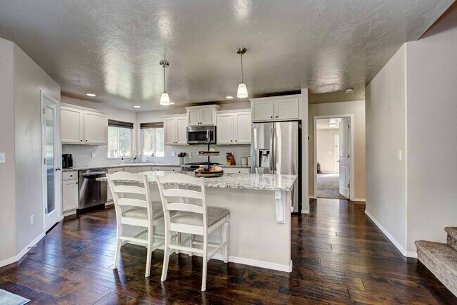 Building Photo - Beautiful 6 bed 2.5 bath home located in t...