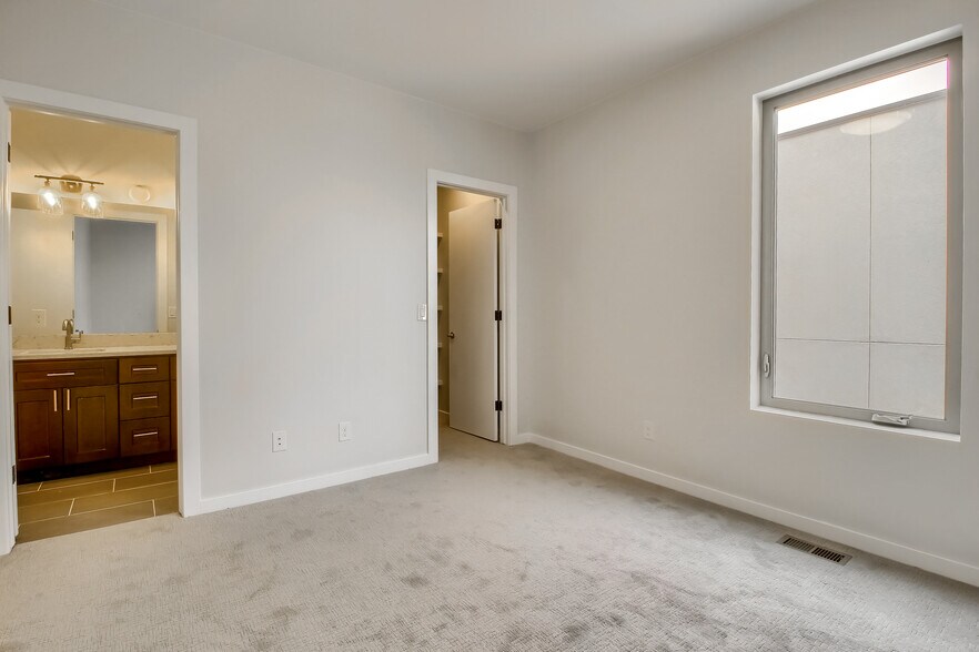 Building Photo - 2098 S Galapago St