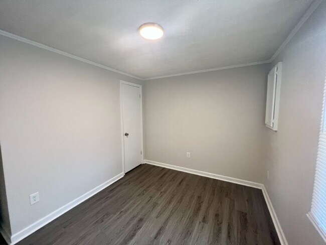 Building Photo - Two bedroom, 1 bath a duplex in Graham
