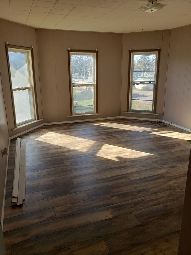 Primary Photo - 2- Bedroom, 1- Bath Upper Unit in Hillsboro