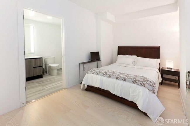 Building Photo - 318 Main St