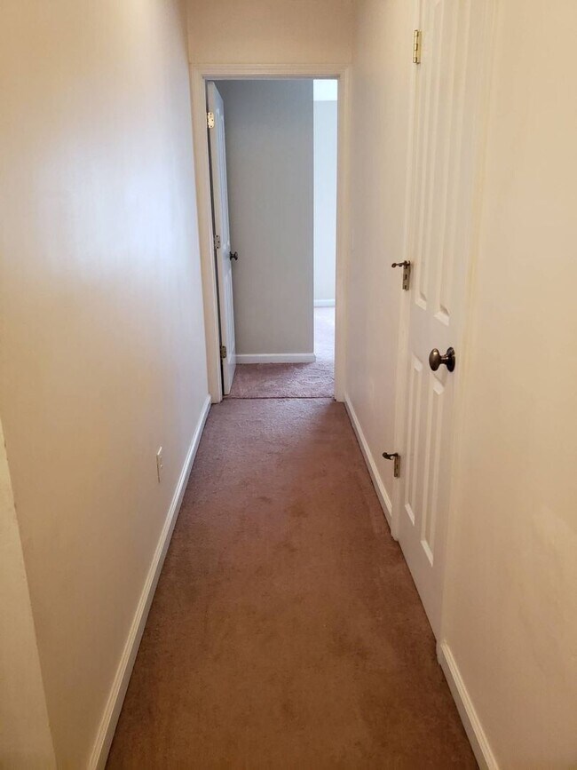 Building Photo - Fabulous Townhome in Gated Community w/Double Ensuites!