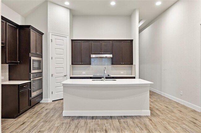 Building Photo - 2004 Highland Ridge Rd