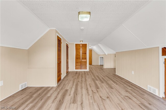 Building Photo - 655 E 240th St