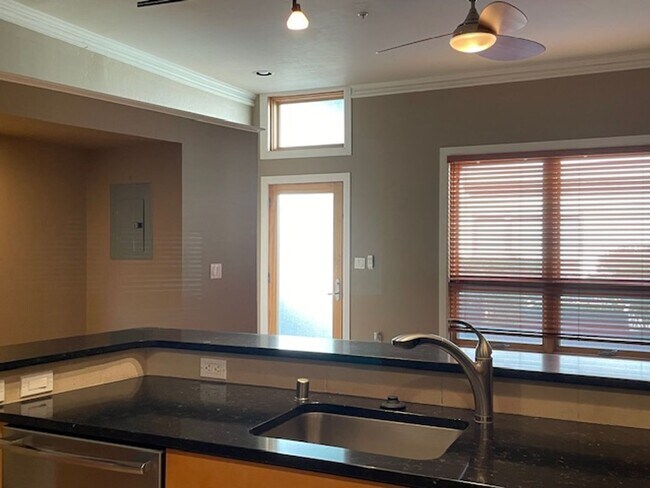 Building Photo - Nob Hill 2 Bedroom 2 Bath