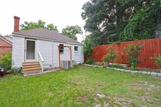 Building Photo - 1 Bedroom, 1 Bathroom Cottage in Heathwood - Available Now!