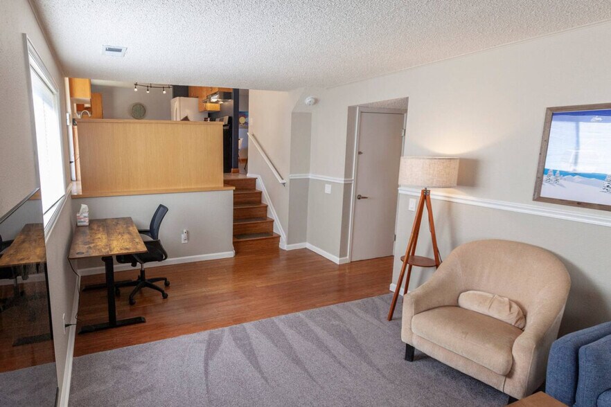 Building Photo - 5720 W 108th Pl