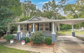 Building Photo - Vintage Craftsman