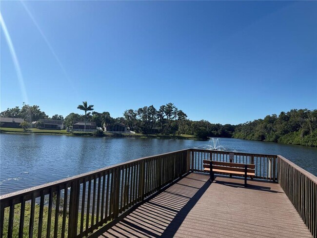 Building Photo - 525 Lakeview Dr