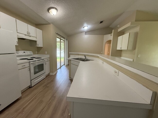 Building Photo - Prime Deltona Neighborhood