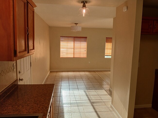 Building Photo - 1517 S 8th Ave