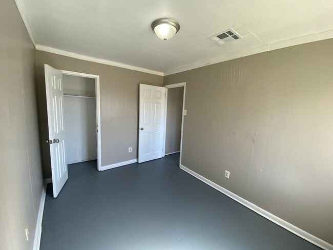 Building Photo - Spacious 4-Bedroom Home – Section 8 Welcome!