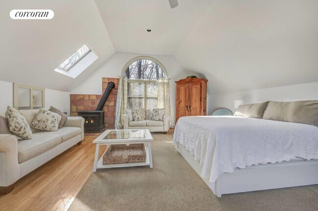 Building Photo - 320 Edge of Woods Rd