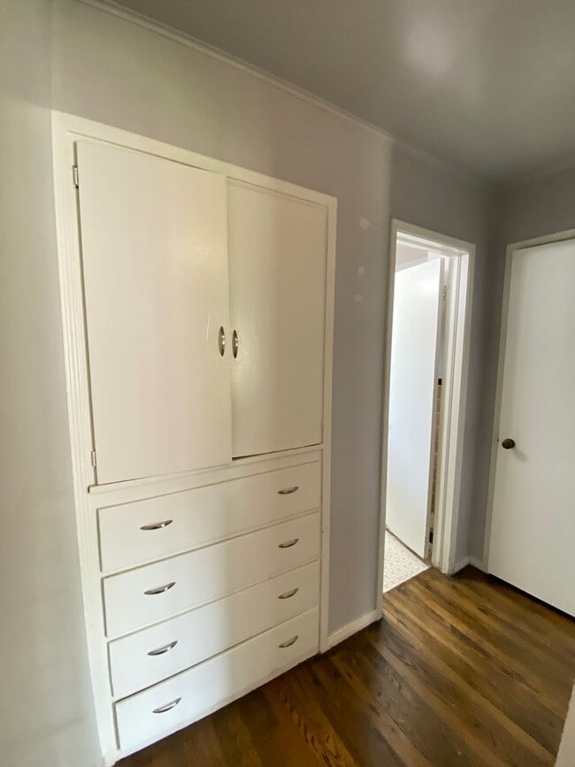 Building Photo - Cute 2 Bed 1 Bath in The Village