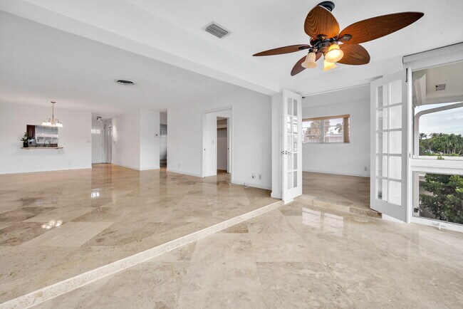 Building Photo - 2400 NE 36th St