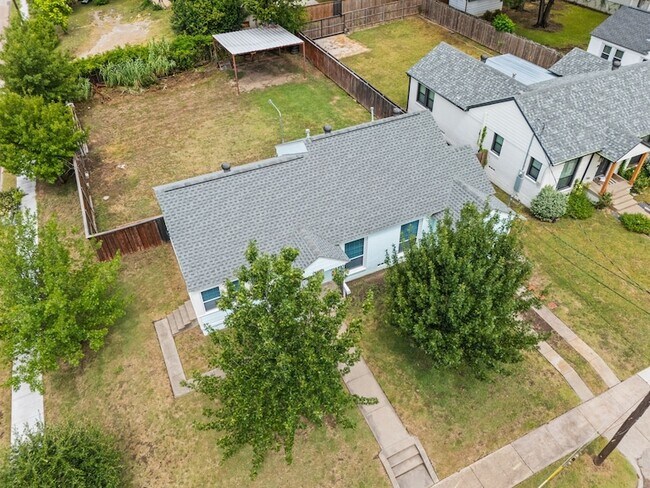 Building Photo - 907 Buckalew St