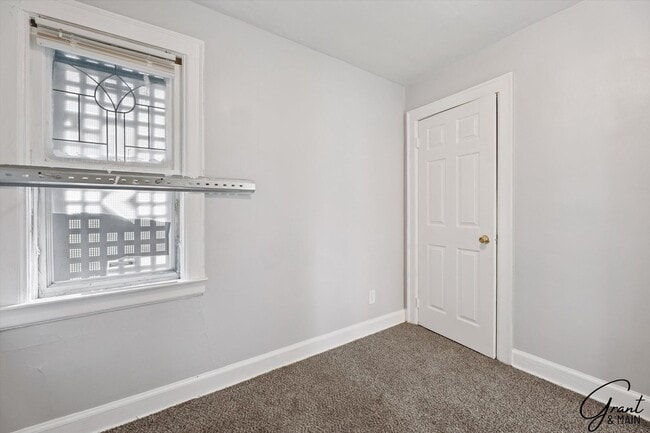 Building Photo - $1150 3 bedrooms