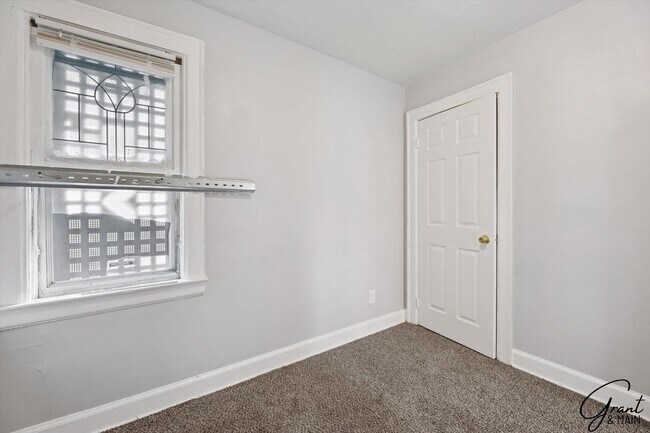 Building Photo - $1250 3 bedrooms