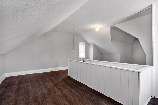 Building Photo - Updated 3 Bedroom 1 Bath with Off Street P...