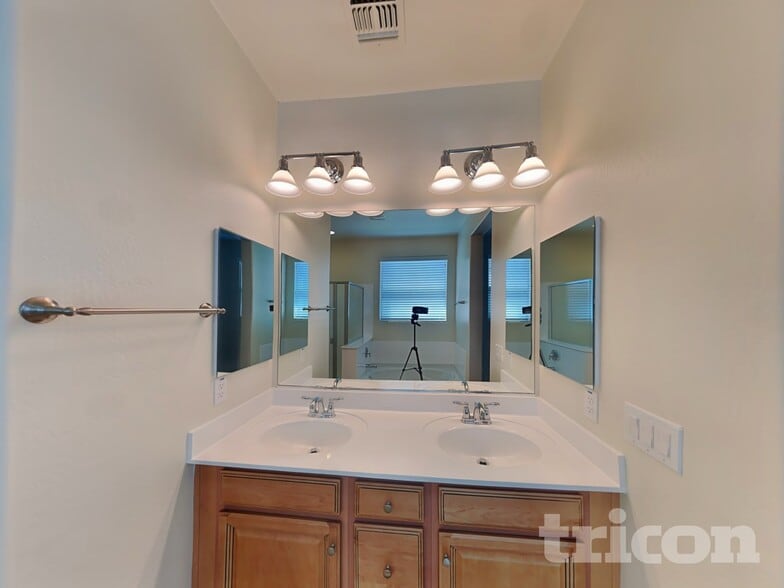 Building Photo - 41038 W Portis Dr