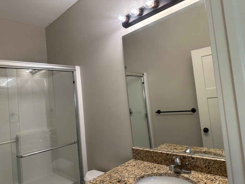 Building Photo - 4833 N Hillside Ct