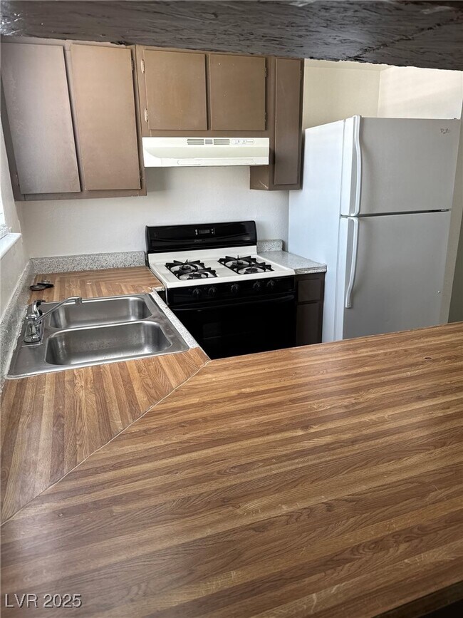 Building Photo - 2377 Exeter Dr