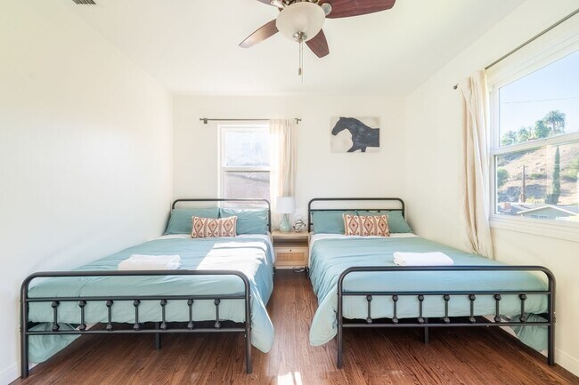 Building Photo - Charming Bungalow with King Size Bed