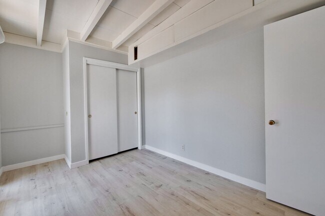 Building Photo - 3049 Harding Ave