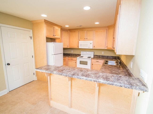 Building Photo - Minutes to Mazda Toyota and Amazon. Fenced back yard