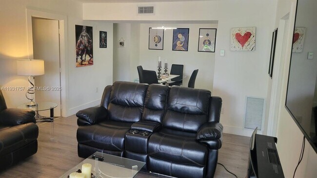 Building Photo - 4158 Inverrary Dr