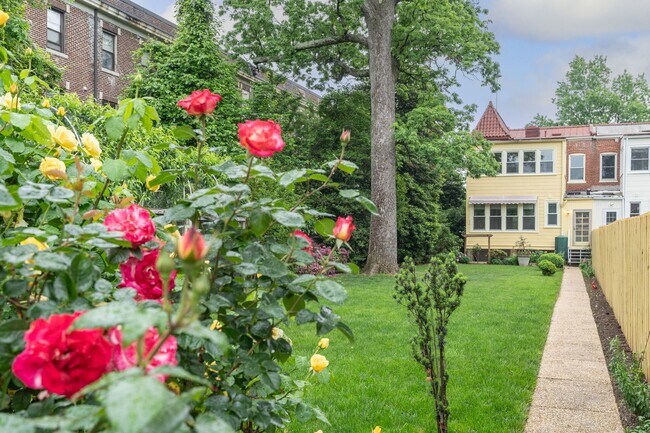 Building Photo - Charming Townhome | 5 Bed | 3.5 Bath | 3,300 Sf | Covered Front Porch & Large Fenced-In Backyard ...