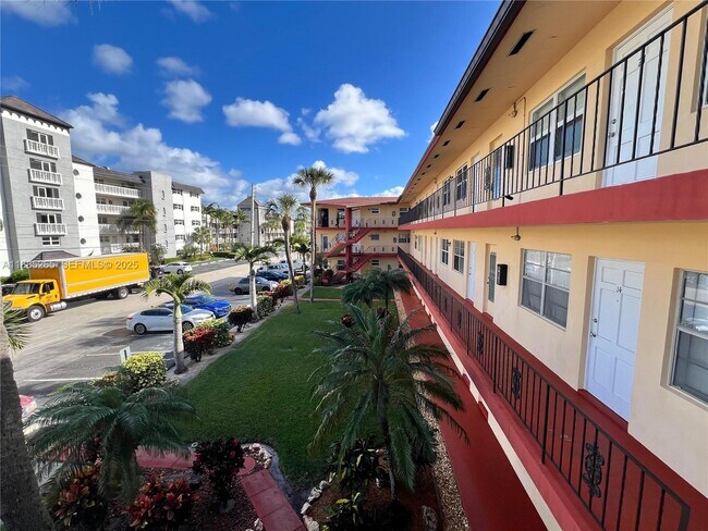 Building Photo - 5050 Bayview Dr