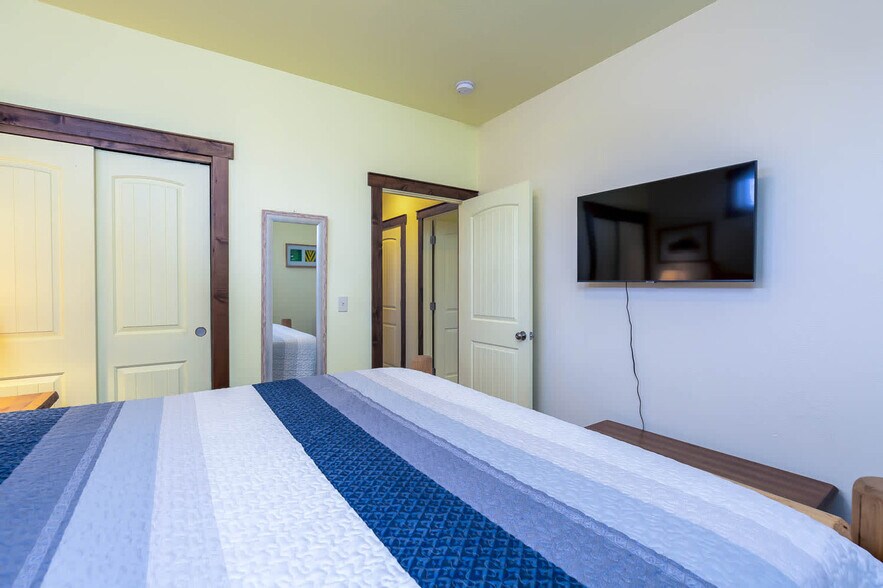 Building Photo - 1018 NW Ogden Ave