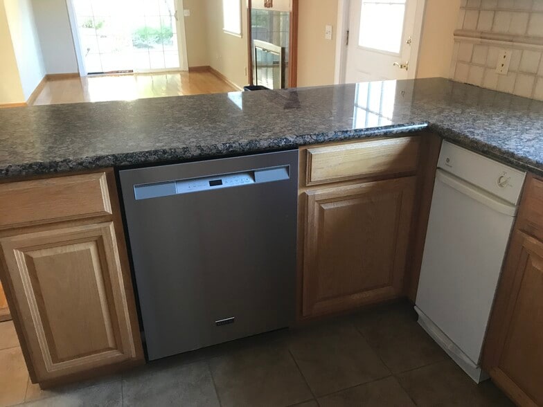 dishwasher & trash compactor - 1304 Mackay Ln